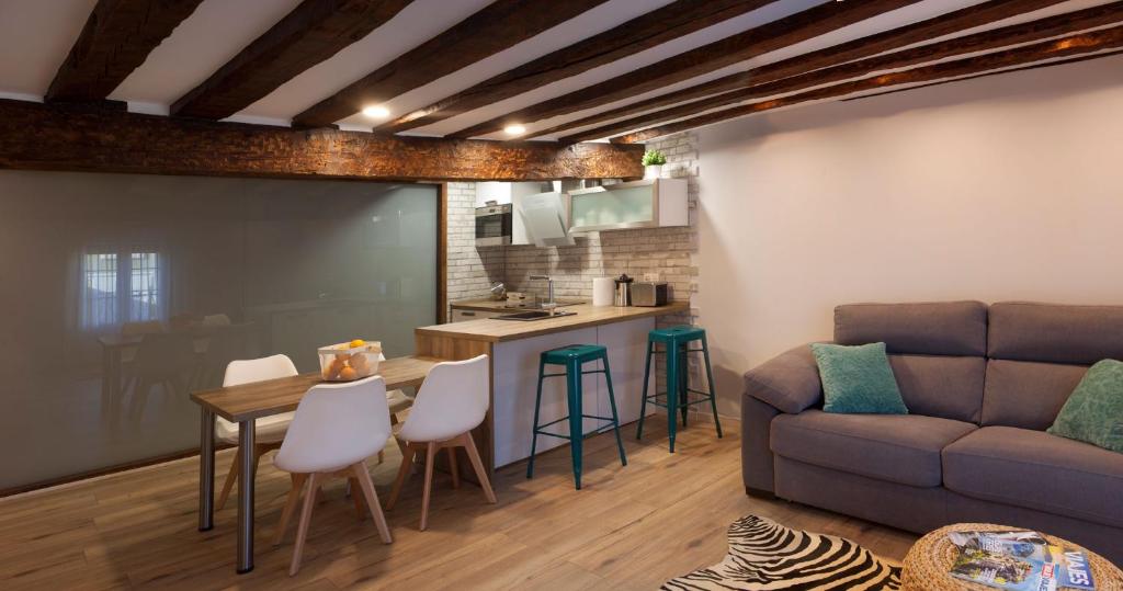Il comprend un salon avec un canapé et une table. dans l'établissement Precioso apartamento al lado de la Catedral, à Burgos