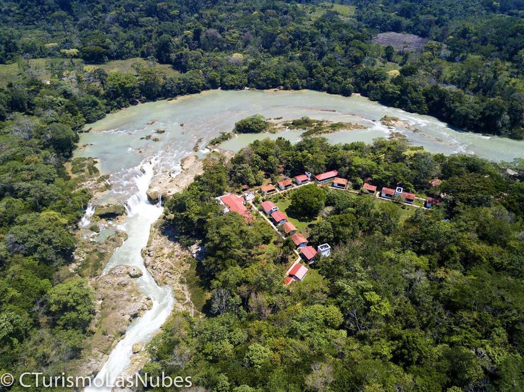 z góry widok na wyspę z pociągiem w obiekcie Ecolodge Las Nubes Chiapas w mieście La Fortuna Gallo Giro