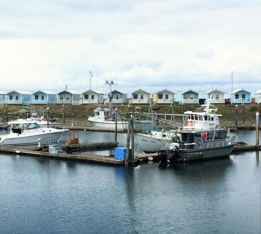 ウェストポートにあるWestport Marina Cottagesの2隻の船が水上の桟橋に停泊