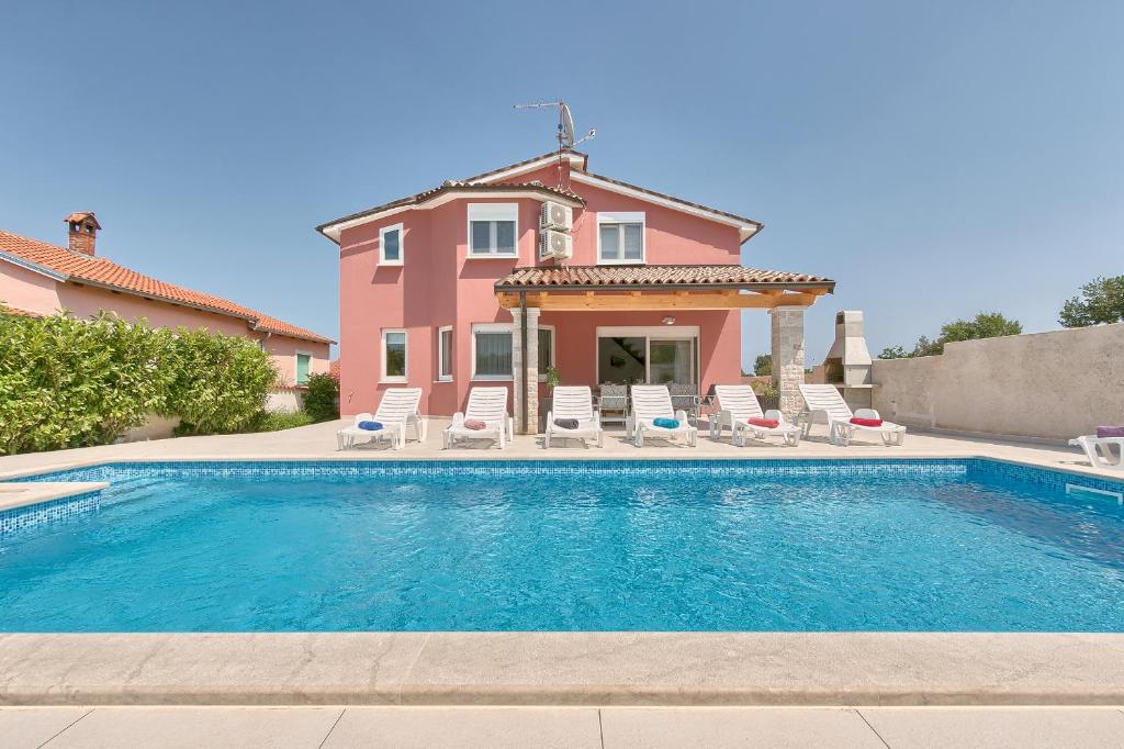 Bazén v ubytování Holiday Home Nikol nebo v jeho okolí