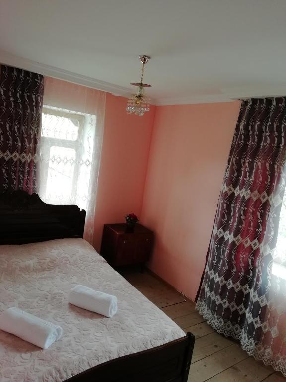 Postel nebo postele na pokoji v ubytování Chvibiani Guesthouse & Bar