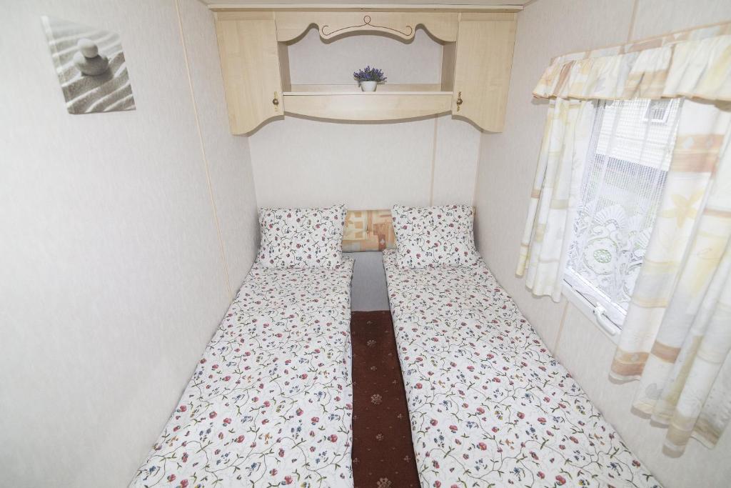 Postel nebo postele na pokoji v ubytování Domki Delux w Helu