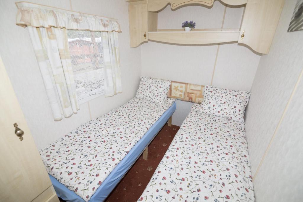 Postel nebo postele na pokoji v ubytování Domki Delux w Helu