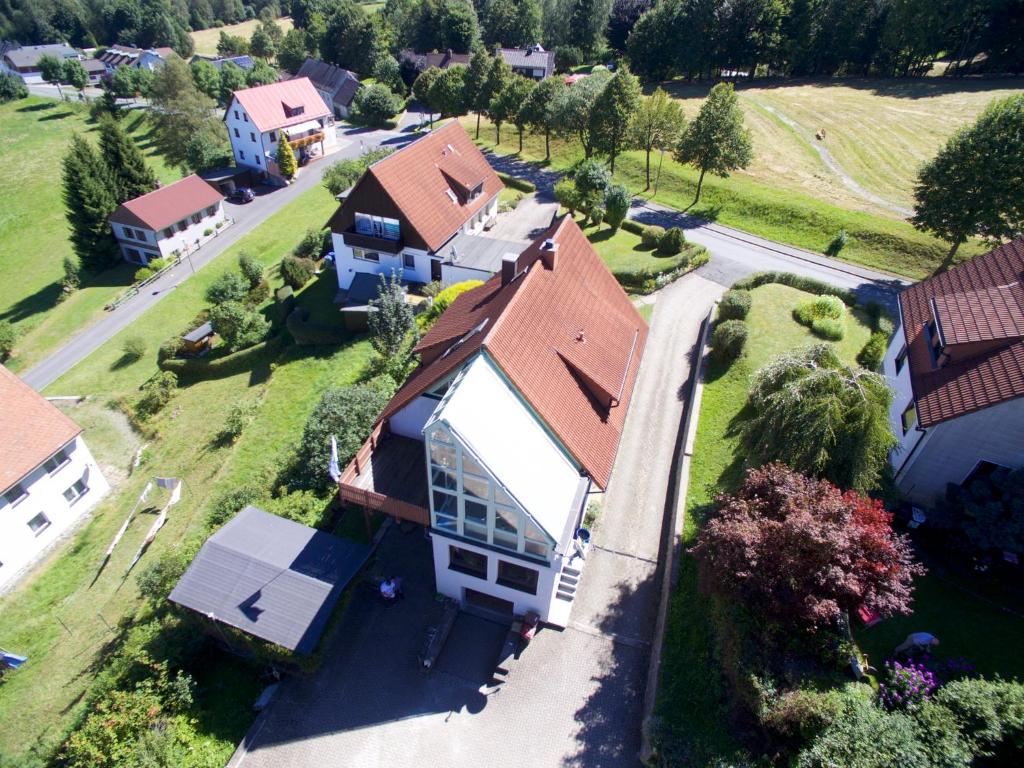 eine Aussicht auf ein Haus in einem Dorf in der Unterkunft Ferienwohnung Pedall in Bischofsgrün