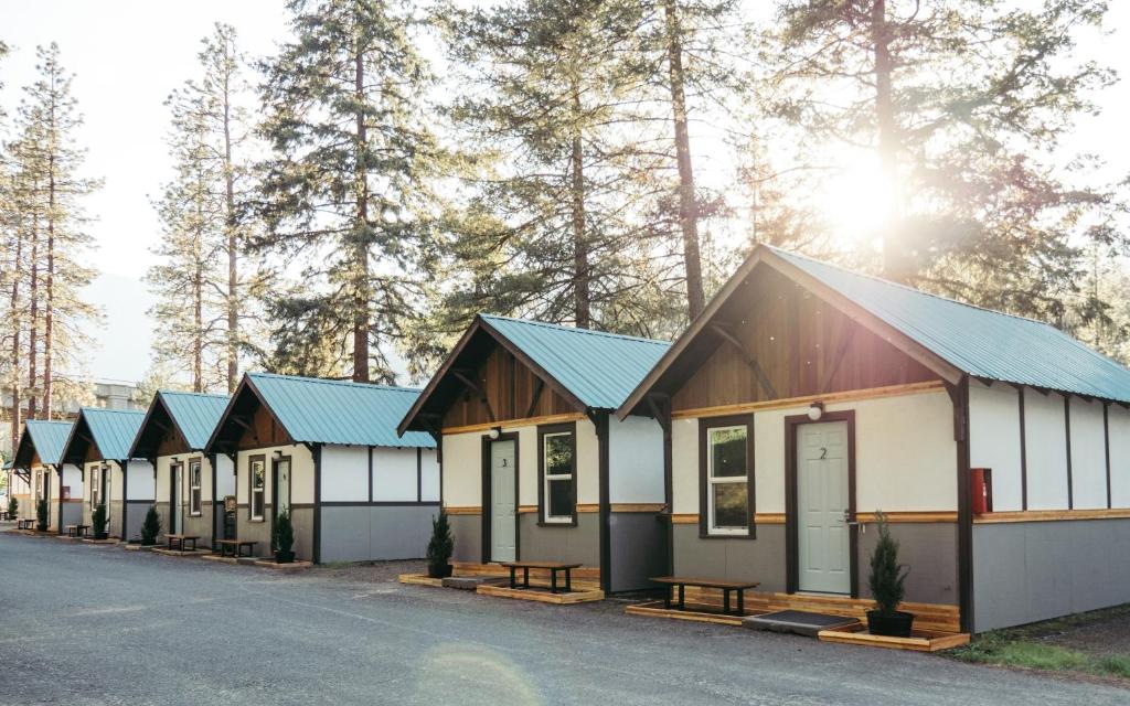 een rij huizen met blauwe daken bij LOGE Leavenworth Riverside in Leavenworth