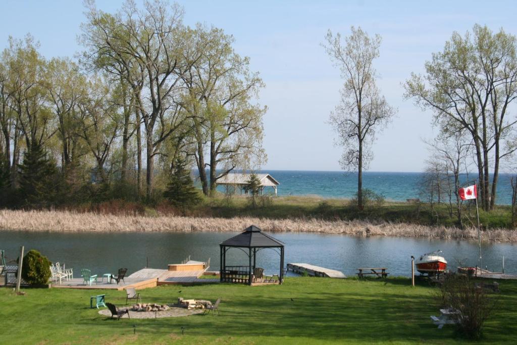 ウェリントンにあるHadovka Lakeside Innのガゼボ付きの湖の景色