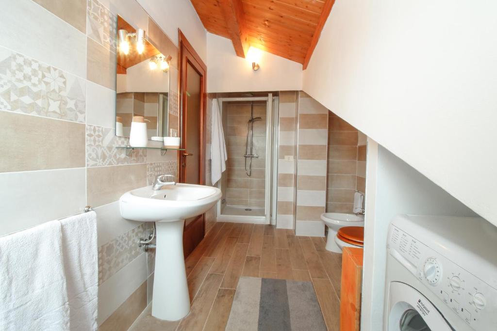 un bagno con lavandino e WC di B&B Dimora Morelli a Gubbio