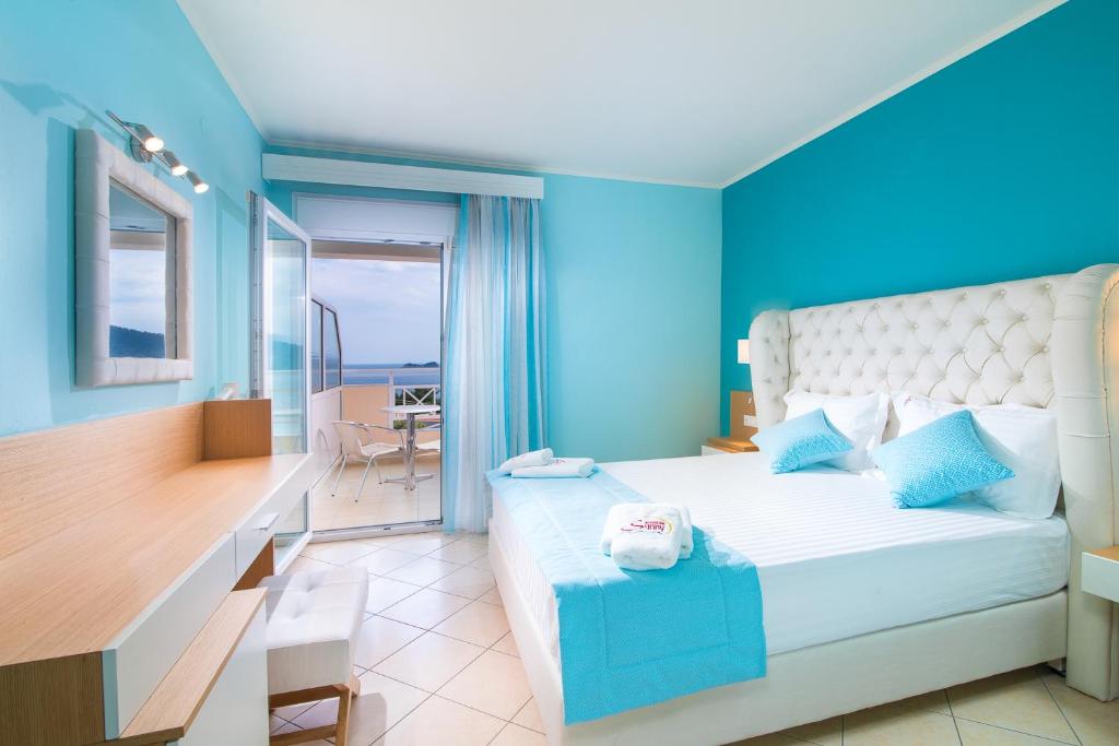 Postel nebo postele na pokoji v ubytování Sunny Hotel Thassos