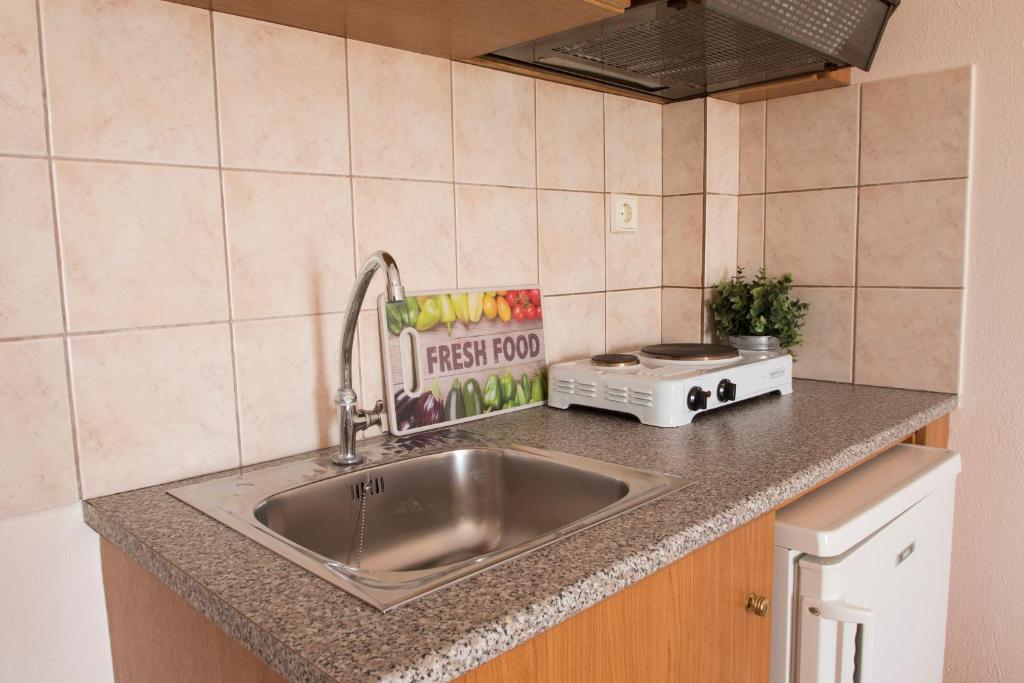 Kuchyň nebo kuchyňský kout v ubytování Atira Apartment Hotel