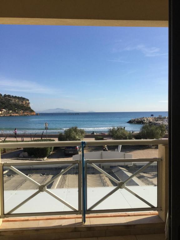 d'un balcon avec vue sur la plage. dans l'établissement Front de mer les pieds dans l'eau, à Carry-le-Rouet