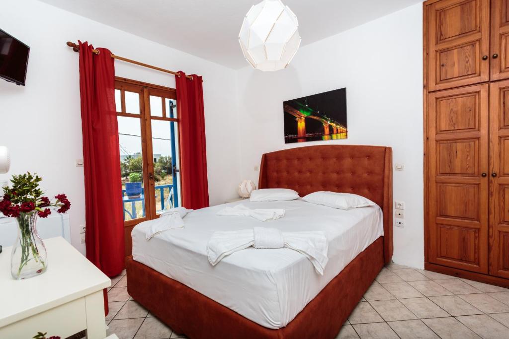 Postel nebo postele na pokoji v ubytování Ragoussis House