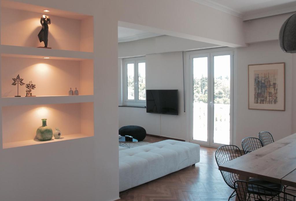 Televízia a/alebo spoločenská miestnosť v ubytovaní Athens Grand Suite