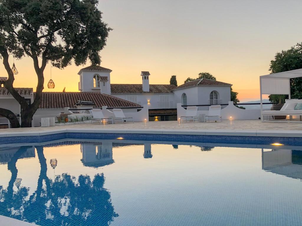 uma villa com piscina em frente a uma casa em B&B Casa Luz del Sur, adults only em Alhaurín el Grande