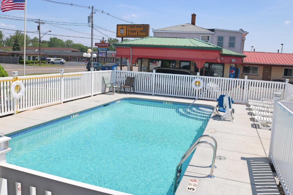 una gran piscina con una valla blanca en Woodland Inn, en Niagara Falls