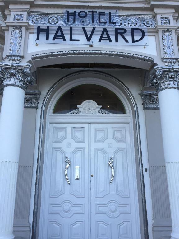 La fachada o entrada de Halvard Hotel