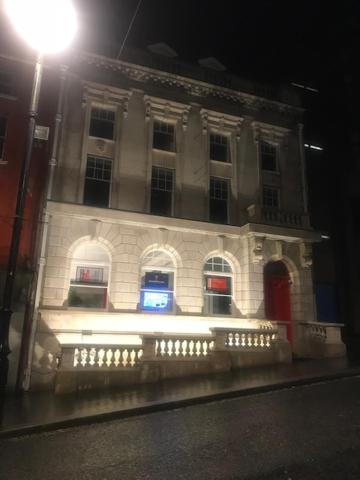 ロンドンデリーにあるDiamond House Apartmentsの目の前に灯る建物