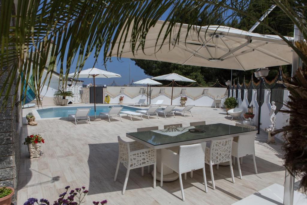 Vdl Luxury Villa tesisinde bir restoran veya yemek mekanı