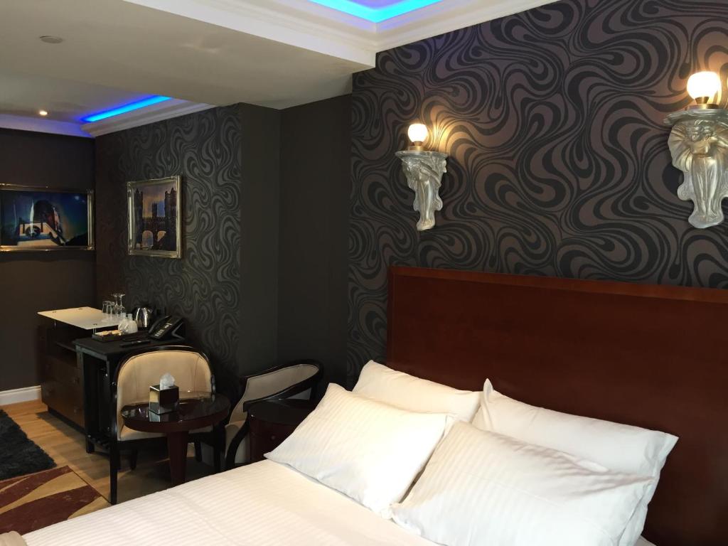 Una cama o camas en una habitación de Halvard Hotel