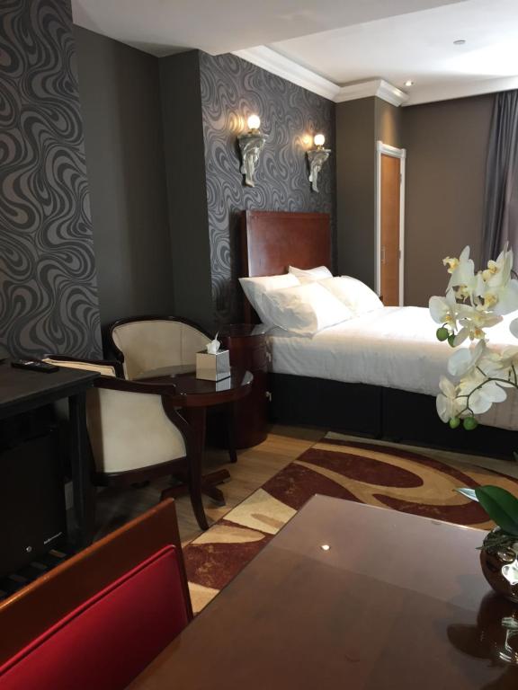 Una cama o camas en una habitación de Halvard Hotel