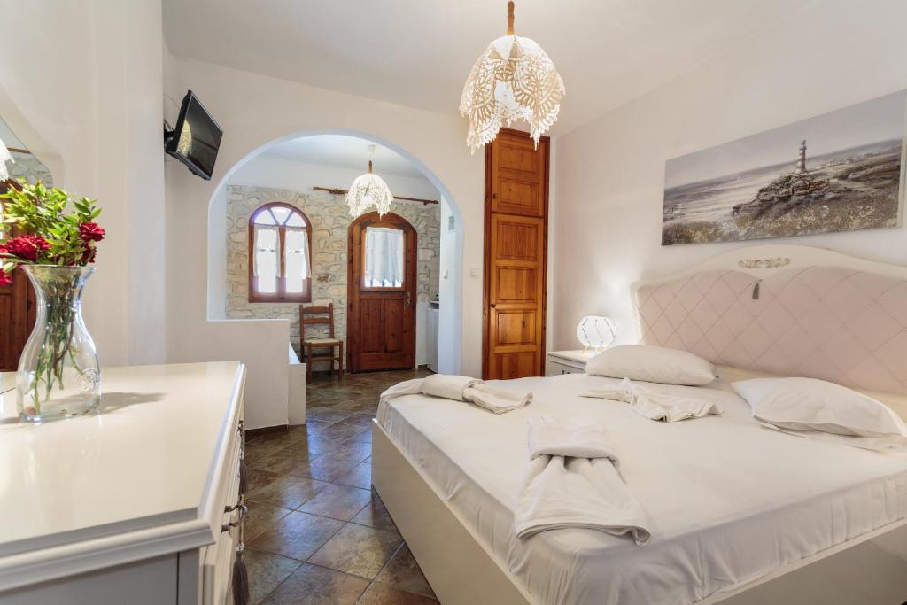 Postel nebo postele na pokoji v ubytování Ragoussis House