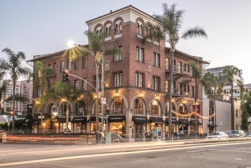 un grand bâtiment en briques au coin d'une rue dans l'établissement Broadlind Hotel, à Long Beach