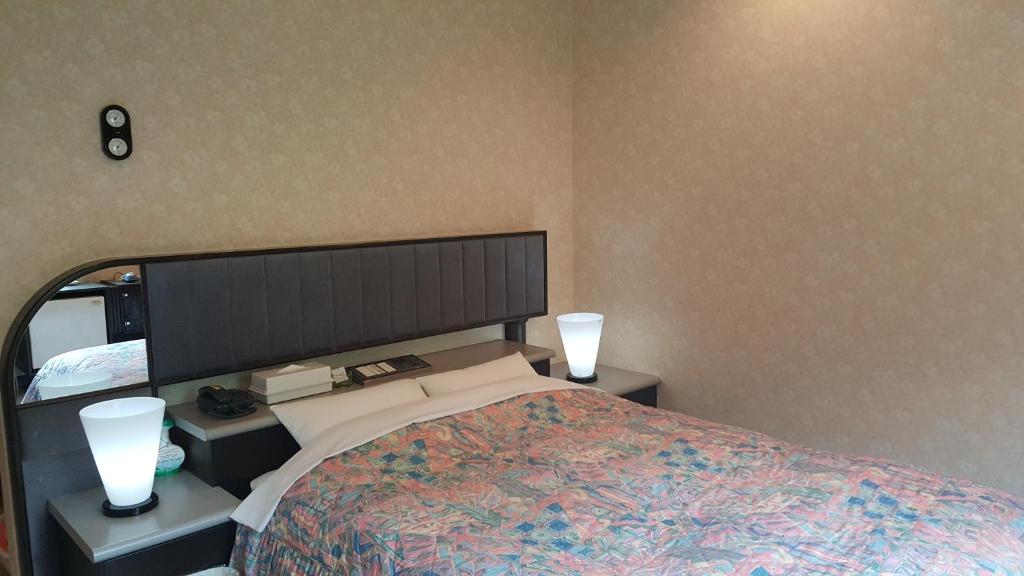 sypialnia z dużym łóżkiem z 2 światłami w obiekcie Hotel Sango (Adult only) w mieście Muroran