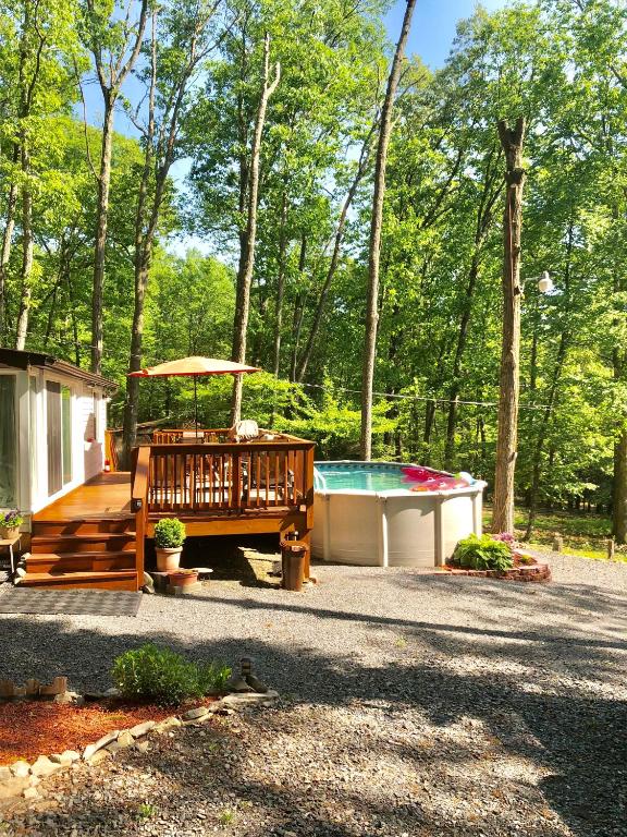 Un jardín fuera de Pocono cabin with private pool at Shawnee Mtn