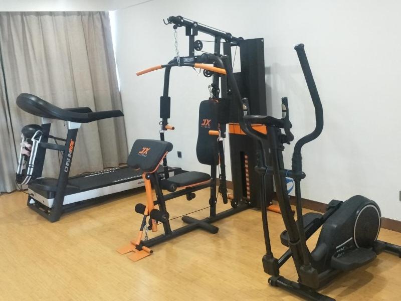 a gym with several exercise bikes and tread machines at GreenTree Inn Yancheng Tinghu Area Wanda Square Hotel in Yancheng
