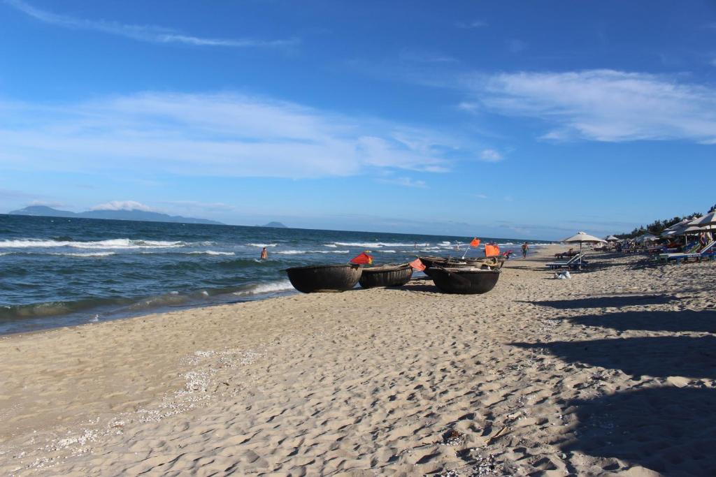 Bãi biển An Bàng chỉ cách chỗ nghỉ vài phút đi bộ, thuận tiện để du khách ngắm bình minh, tắm biển và tận hưởng không khí trong lành của làng biển Hội An.