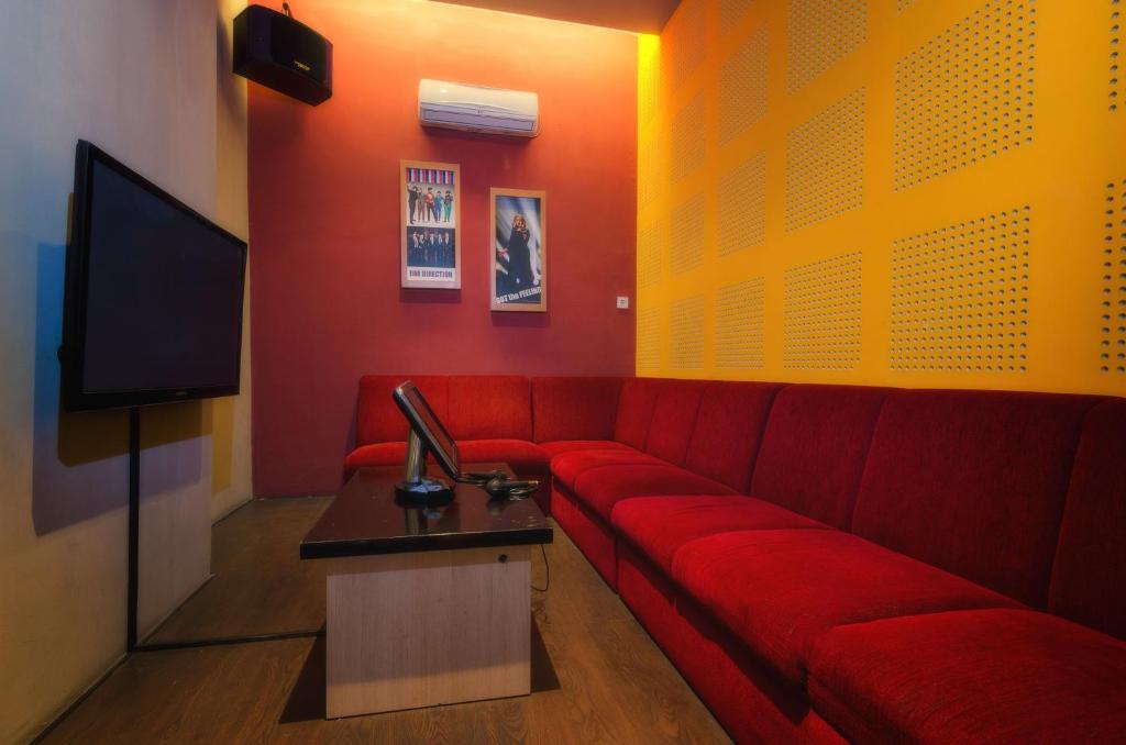 TV a/nebo společenská místnost v ubytování The Square Surabaya Hotel