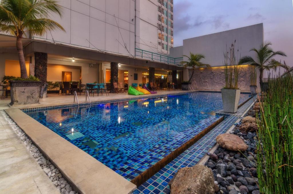 Bazén v ubytování The Square Surabaya Hotel nebo v jeho okolí