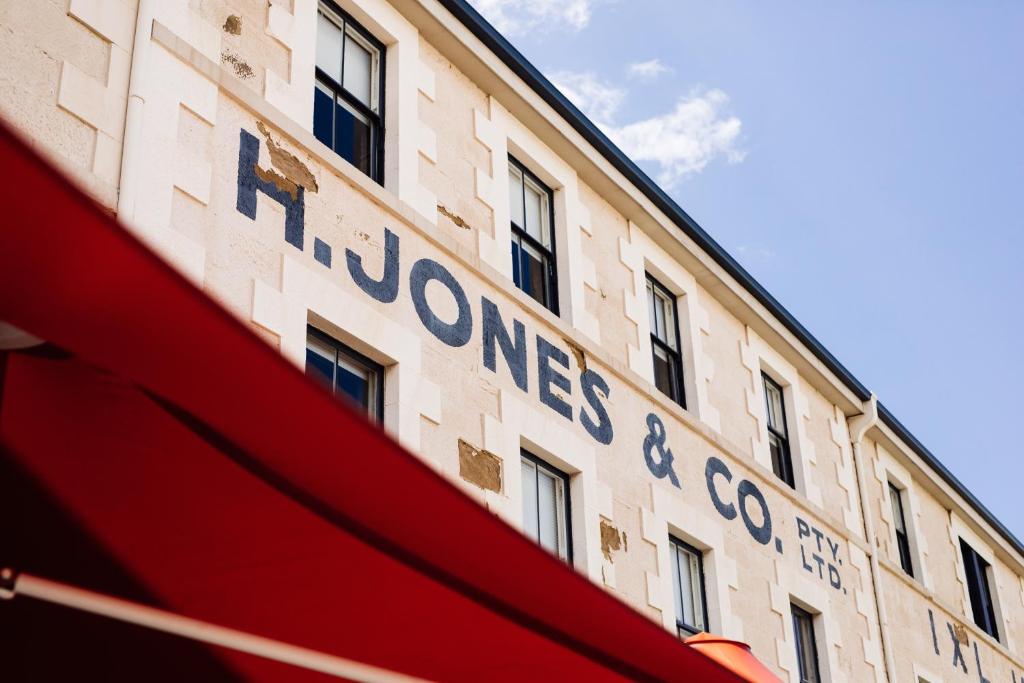 un edificio con un cartel en el costado en The Henry Jones Art Hotel, en Hobart