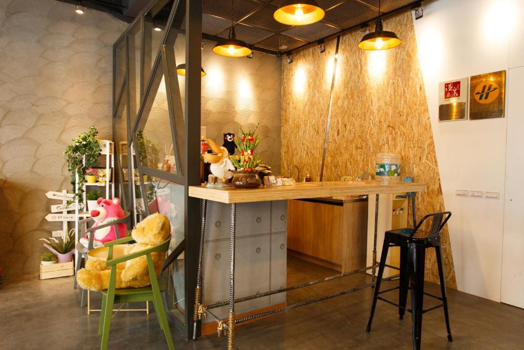 a bar in a room with a table and chairs at Meng Yun Ge Hotel in Jiaoxi