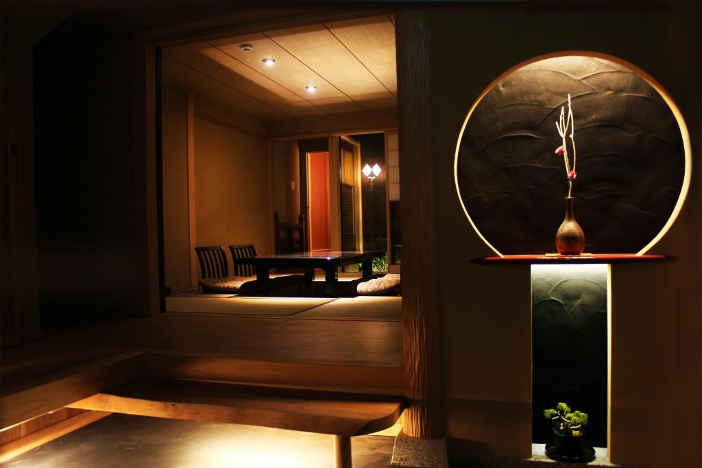 京都市にある京町家 ゑびすの大きな鏡とテーブルが備わる部屋