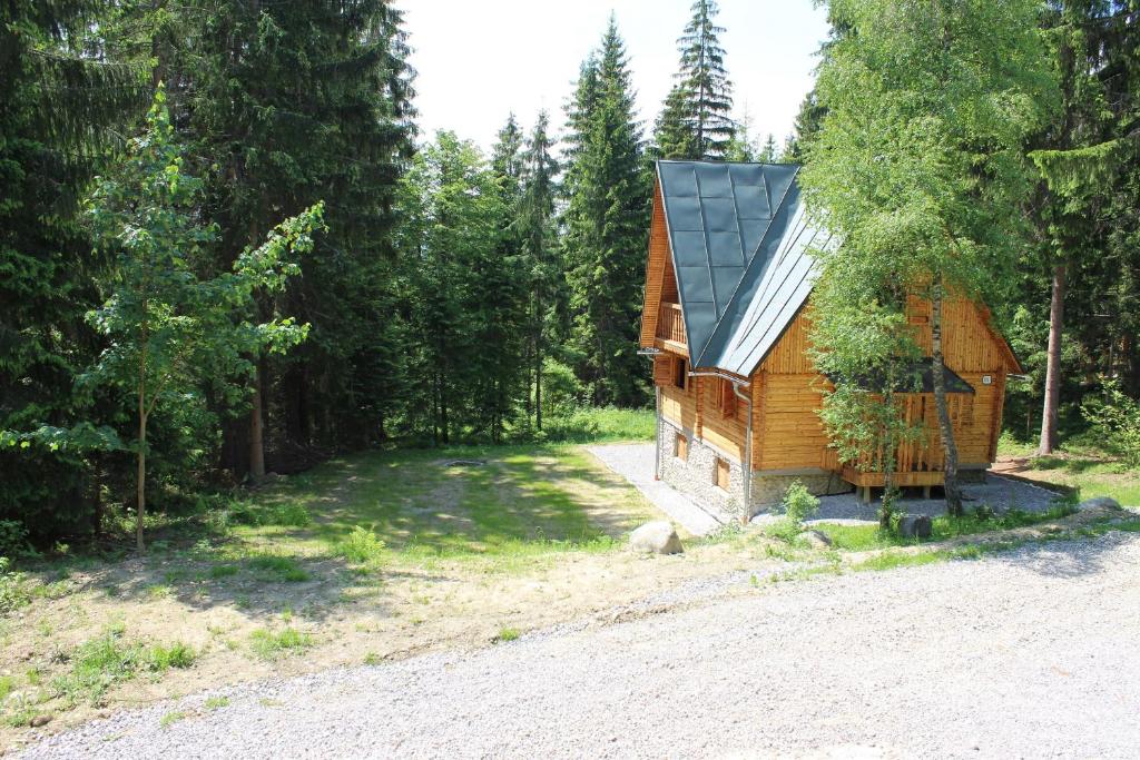 eine Hütte im Wald mit Solardach in der Unterkunft Chata Živa pod Babou horou in Oravská Polhora