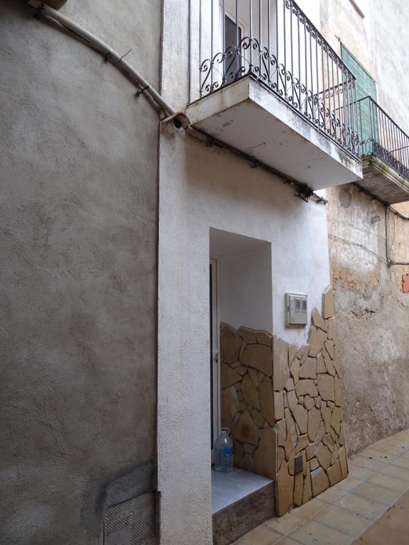 Benifalletにある9 Carrer del Fornの階段とバルコニー付きの建物