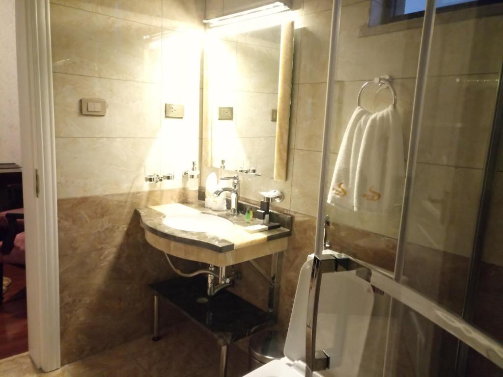 Ett badrum på Sherar Addis Hotel