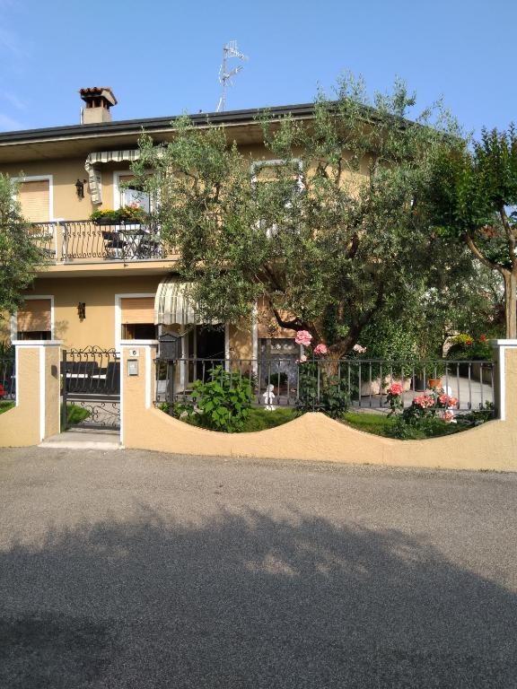 a building with a tree in front of it at Casa Patty in Sirmione