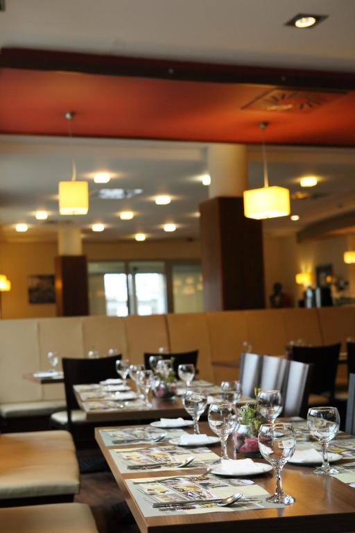 Restauracja lub miejsce do jedzenia w obiekcie Hotel Famulus