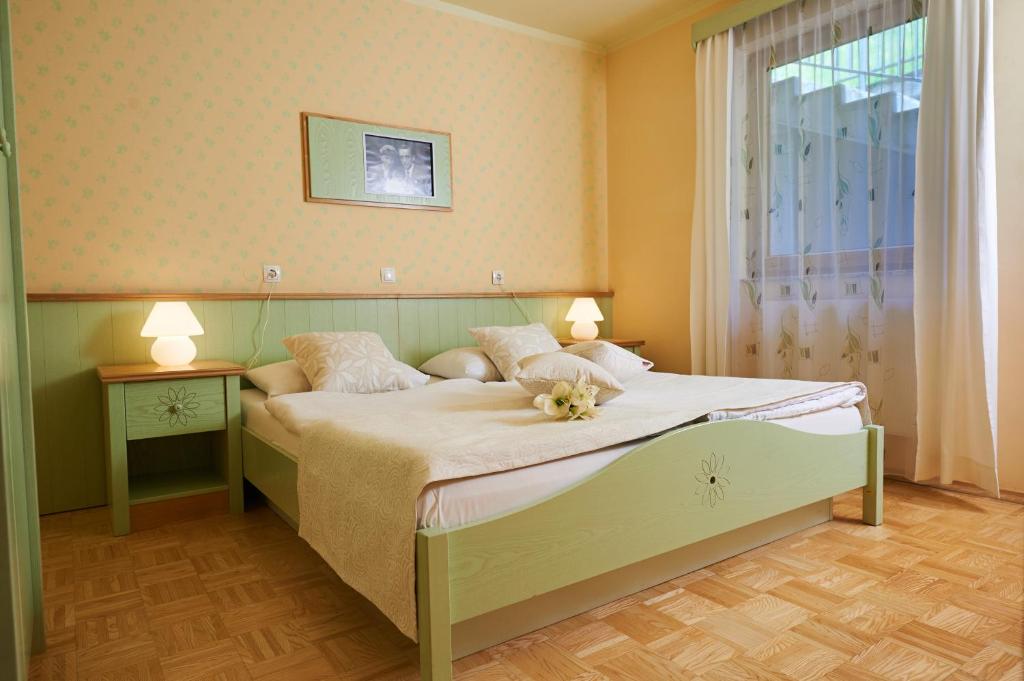 Postel nebo postele na pokoji v ubytování Eco Terme Snovik, Kamnik