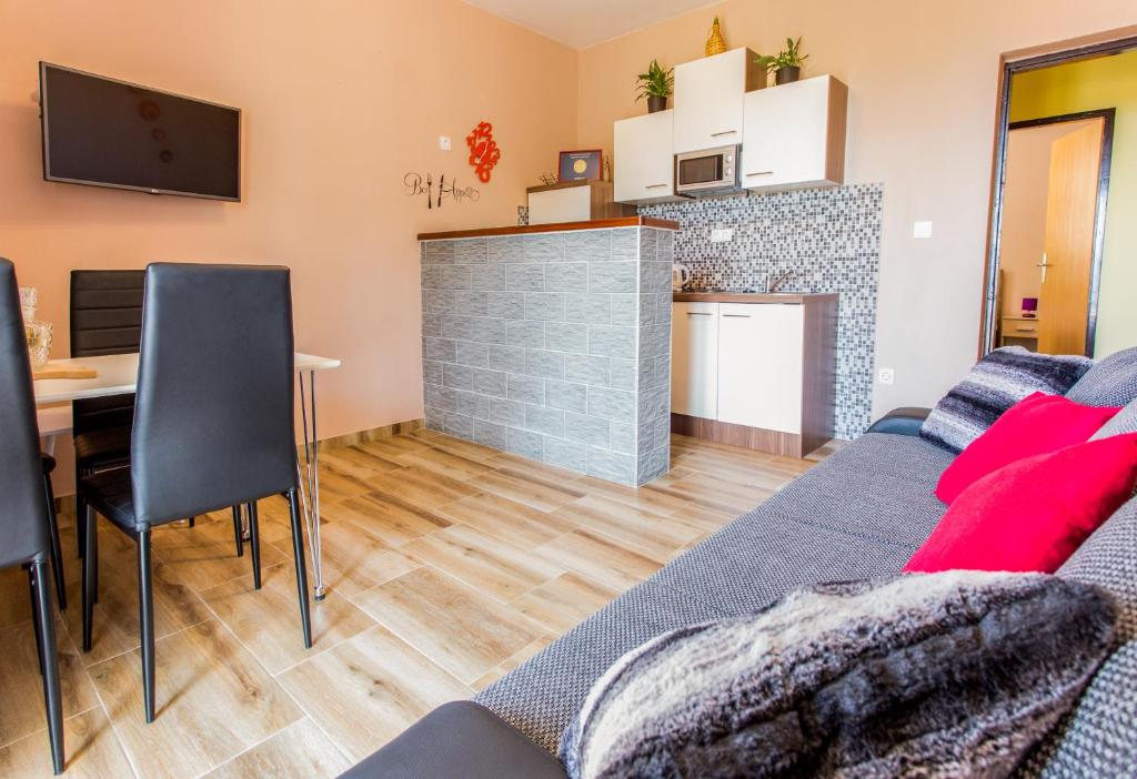 Kuchyňa alebo kuchynka v ubytovaní Apartments Dalmatia Blue