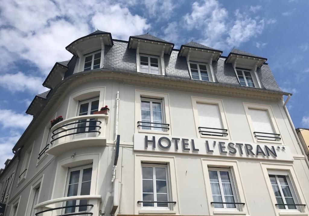 Un gran edificio blanco con vista al hotel. en Hôtel L'Estran, en Trouville-sur-Mer