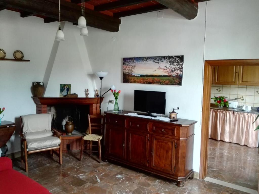 a living room with a tv on a wooden cabinet at Casa Giulia in Ronta