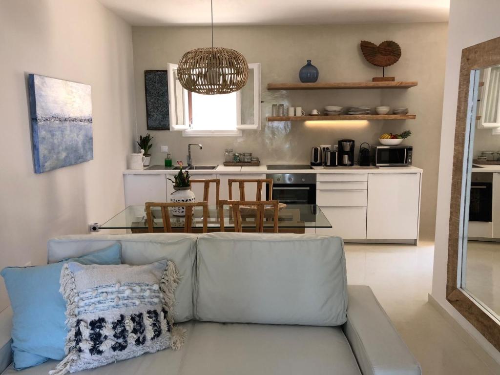 Kuchyňa alebo kuchynka v ubytovaní Aqua Seafront Glyfada Corfu Beach House With Garden