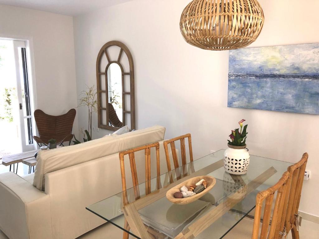 Posedenie v ubytovaní Aqua Seafront Glyfada Corfu Beach House With Garden