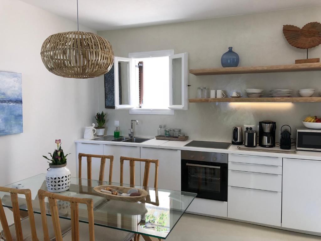 Kuchyňa alebo kuchynka v ubytovaní Aqua Seafront Glyfada Corfu Beach House With Garden