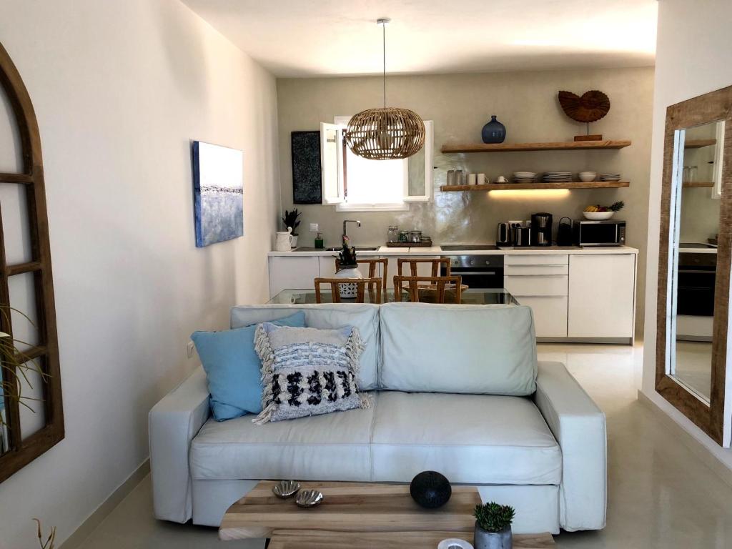 Kuchyňa alebo kuchynka v ubytovaní Aqua Seafront Glyfada Corfu Beach House With Garden