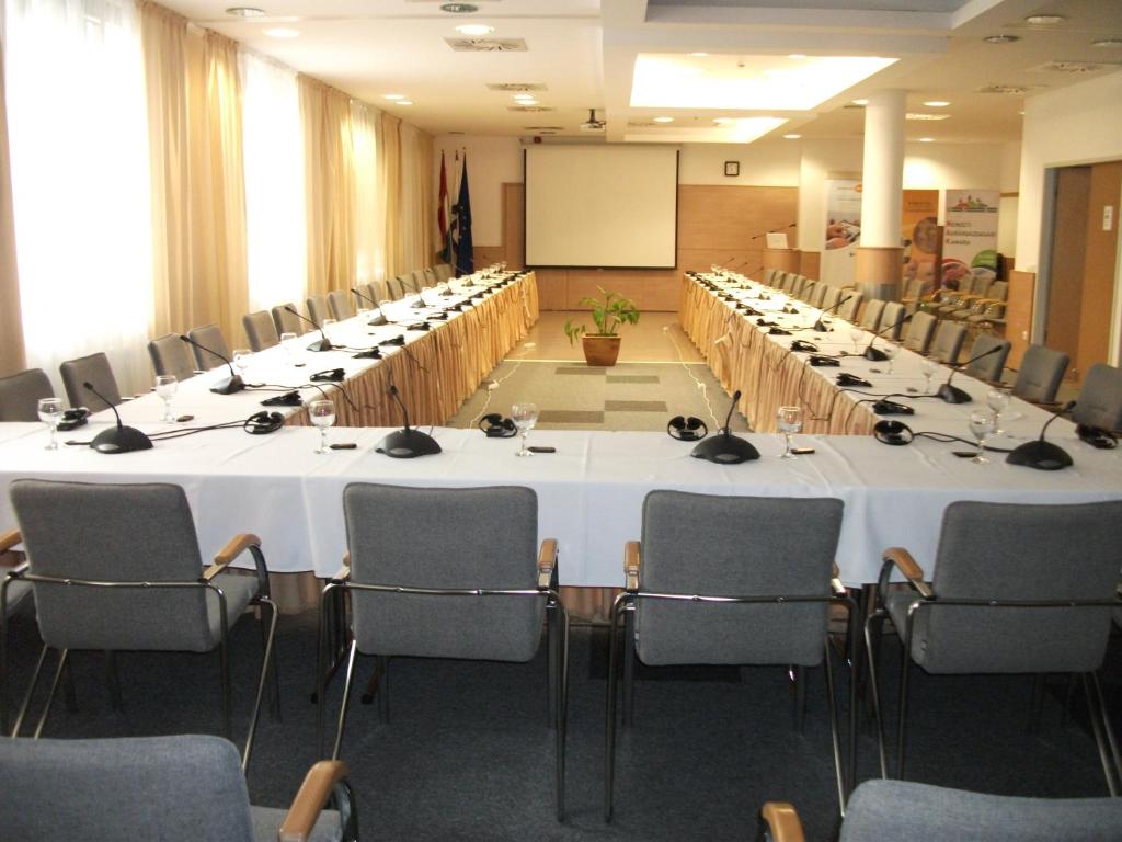 Zaplecze biznesowe lub konferencyjne w obiekcie Hotel Famulus