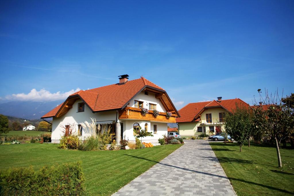 una casa con techo rojo y pasarela en Apartment Studio Van Bakel Gerard, en Bled