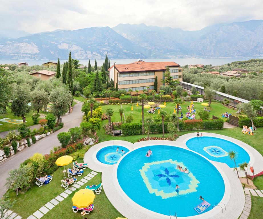 una vista aérea de un complejo con 2 piscinas en Majestic Palace, en Malcesine